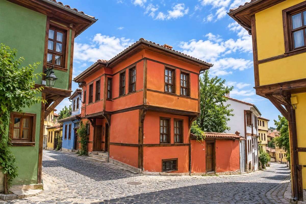 Цветные двухэтажные дома с деревянными эркерами на улице Одунпазары в Эскишехире.